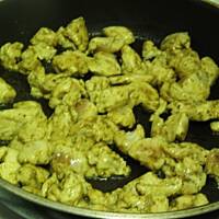 Pita z gyrosem i warzywami.