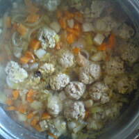 zupa ogórkowa z pulpecikami mięsnymi