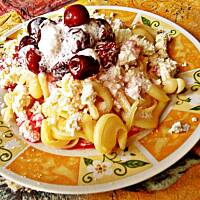 Makaron z serem i wiśniami, polany śmietanową pianką