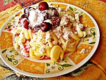 Fot. Luelle, Makaron z serem i wiśniami, polany śmietanową pianką