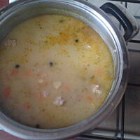 zupa ogórkowa z pulpecikami mięsnymi