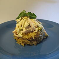 Orientalna sałatka z selerem konserwowym na makaronowej poduszeczce