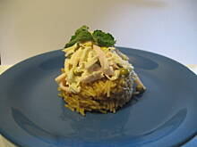 Fot. DominisiaD, Orientalna sałatka z selerem konserwowym na makaronowej poduszeczce