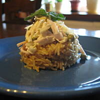 Orientalna sałatka z selerem konserwowym na makaronowej poduszeczce