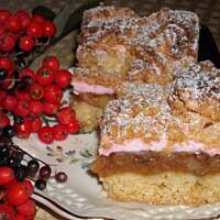 Szarlotka z różową pianą