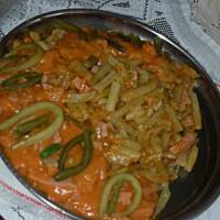 Szparagowa fasolka w sosie pomidorowym z mortadelą