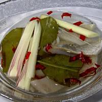 Sledzie marynowane z trawa cytrynowa, chili i listkami limonki