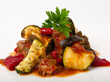 Fot. Wkn, Tuńczyk w bakłażanie i cukinii