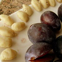 Błyskawiczne bułeczki , nadziewane śliwką z marcepanem