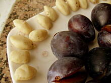 Fot. Krystyna911, Błyskawiczne bułeczki , nadziewane śliwką z marcepanem