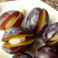 Błyskawiczne bułeczki , nadziewane śliwką z marcepanem