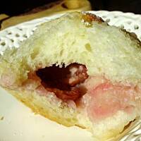 Błyskawiczne bułeczki , nadziewane śliwką z marcepanem