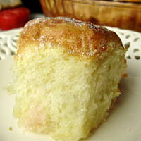 Błyskawiczne bułeczki , nadziewane śliwką z marcepanem