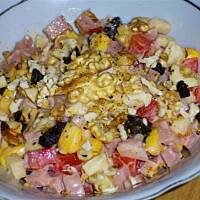 Sałatka z orzechami i gruszką