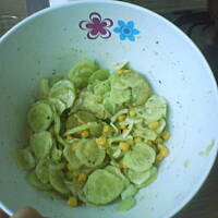 Sałatka ze świeżych ogórków, pyszna alternatywa dla mizerii