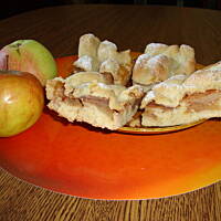 Szarlotka na półkruchym cieście