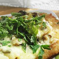 Schab pod grzybowo-serową kołderką.