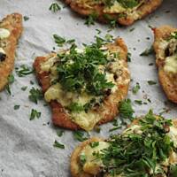 Schab pod grzybowo-serową kołderką.