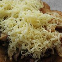 Schab pod grzybowo-serową kołderką.