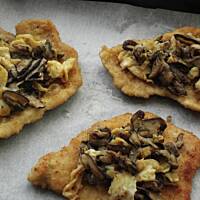 Schab pod grzybowo-serową kołderką.