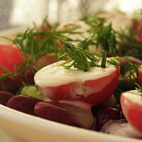 Warstwowa sałatka z brokułem.