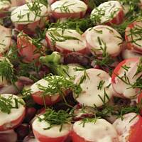 Warstwowa sałatka z brokułem.