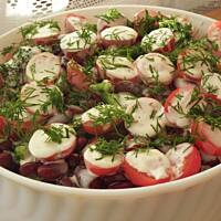 Warstwowa sałatka z brokułem.