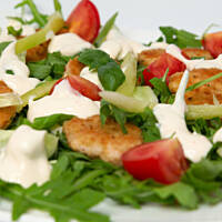 Sałatka z roszponką i kotlecikami drobiowymi