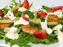 Fot. Wkn, Sałatka z roszponką i kotlecikami drobiowymi