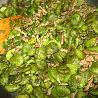 Bób z boczkiem i pietruszką