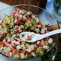 Sałatka z surimi z kaparami