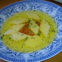 Rosół wieprzowo cielęcy z kostką z kaszy manny