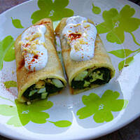 Naleśniki szpinakowo-jajeczne z sosem czosnkowym