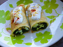 Fot. niebieska-różyczka, Naleśniki szpinakowo-jajeczne z sosem czosnkowym