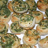 Szpinakowo-kurczakowe ślimaczki drożdżowe