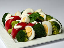 Fot. Wkn, Sałatka brokułowo-jajeczna