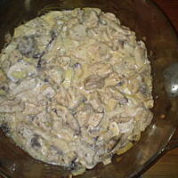 Pieczona pierś z drobiu z pieczarkami, w śmietanie