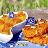 Placki marchwiowe z sosem z suszonych moreli