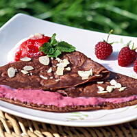 Kakaowe naleśniki z sosem malinowym