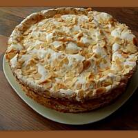 Torcik bezowy z bitą śmietaną i galaretką