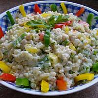 Sałatka z zacierką i kurczakiem