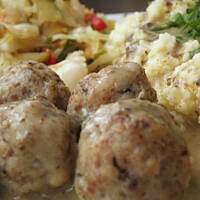 Klopsiki mięsno-grzybowe z sosem grzybowym.