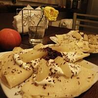 Naleśniki z gruszką i sosem waniliowym.