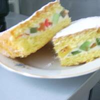 Biszkoptowy śmietanowiec z galaretkami