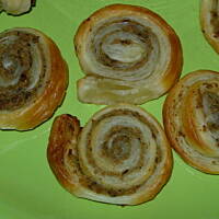 Ślimaczki z ciasta francuskiego z nadzieniem z pesto