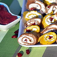 naleśnikowe ślimaczki z sosem z suszonej żurawiny