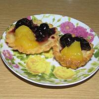 Babeczki z budyniem i  owocami w syropie