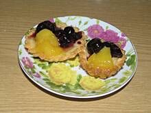 Fot. Madija, Babeczki z budyniem i  owocami w syropie