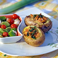 Pieczone ziemniaki z łososiem i duszonymi porami