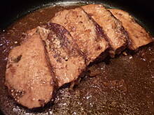 Fot. pralina, Pieczeń z majerankiem w winnym sosie!